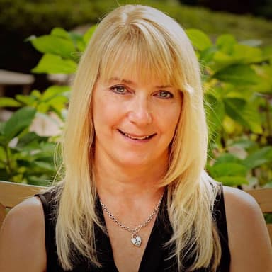 Laurie Weston-Davis headshot