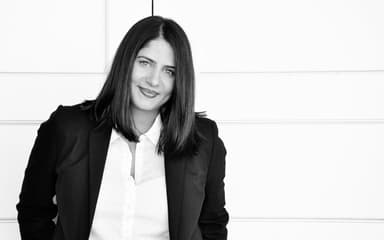 Nina Dosanjh headshot