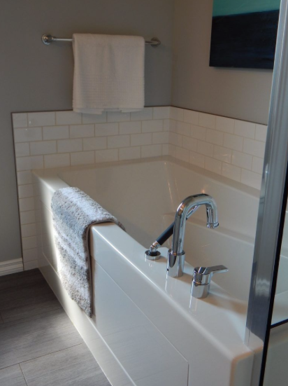 The Ultimate Guide To Cleaning A Bathtub Based On Type